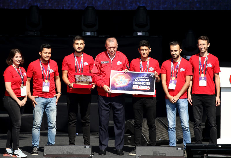 Grizu-263 ödülünü Cumhurbaşkanı Erdoğan’ın elinden aldı